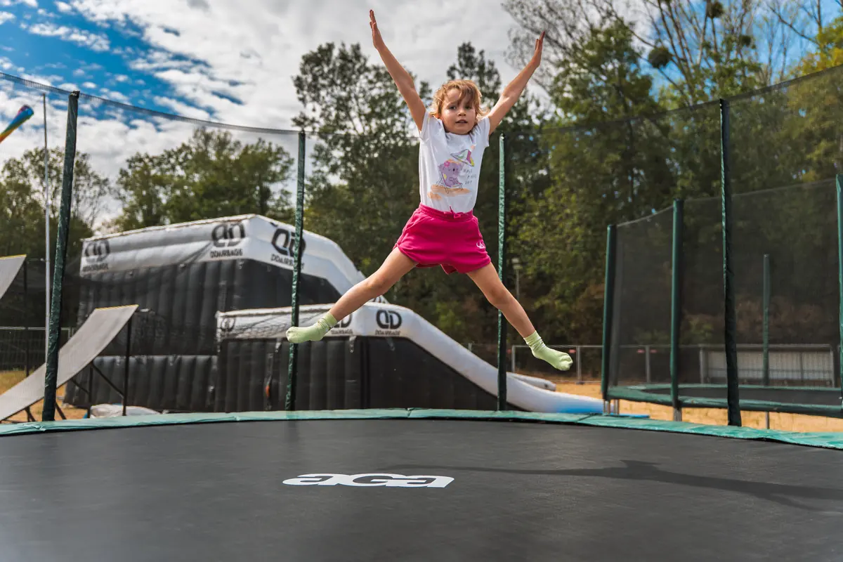 Ein Mädchen springt auf dem Trampolin der AirBagCity